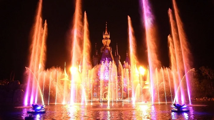 Show nhạc nước hiện đại là sự kết hợp giữa nước, ánh sáng, laser và âm nhạc