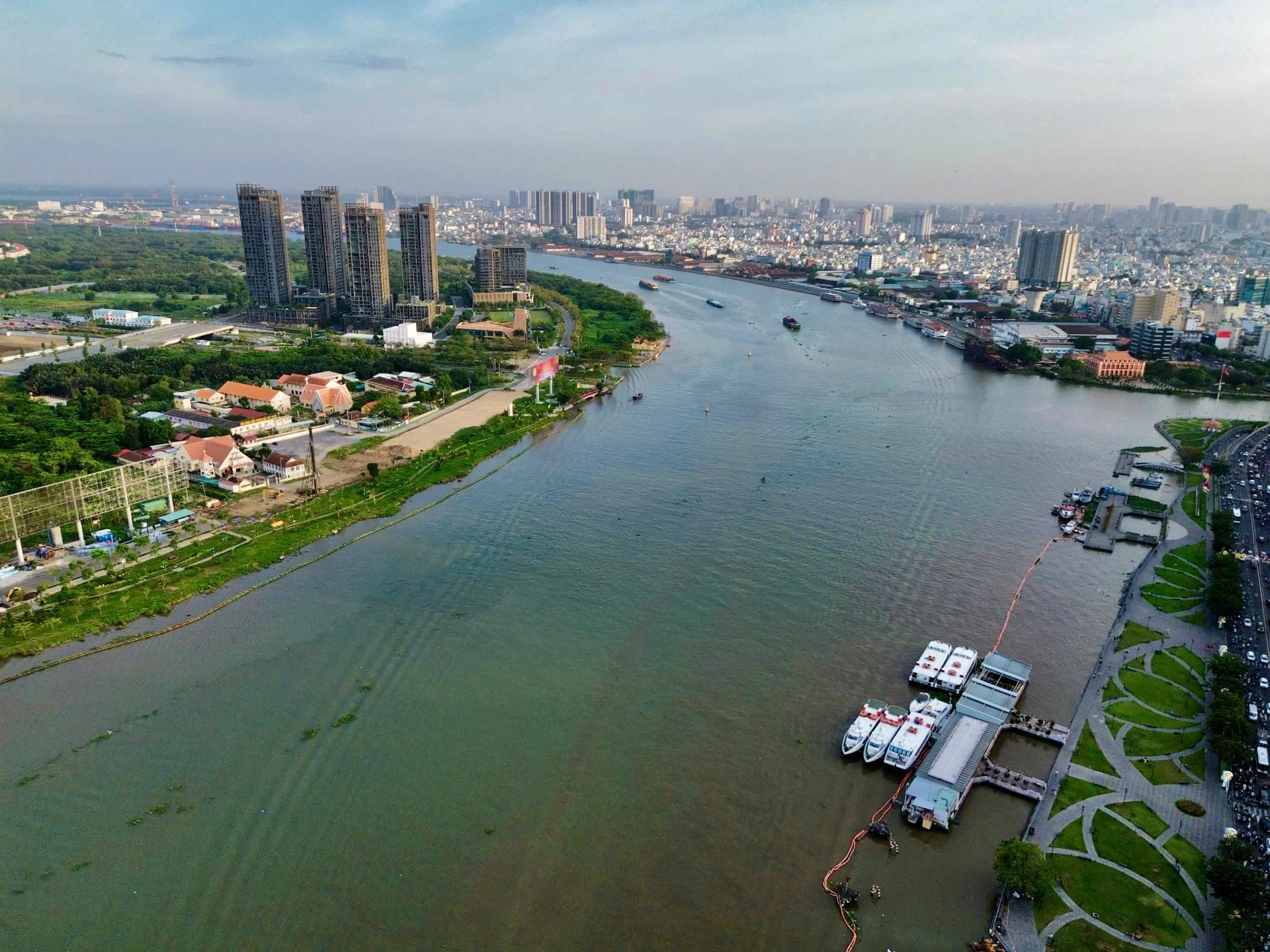 Mặt tiền nước sông Sài Gòn khu vực trung tâm TP.HCM