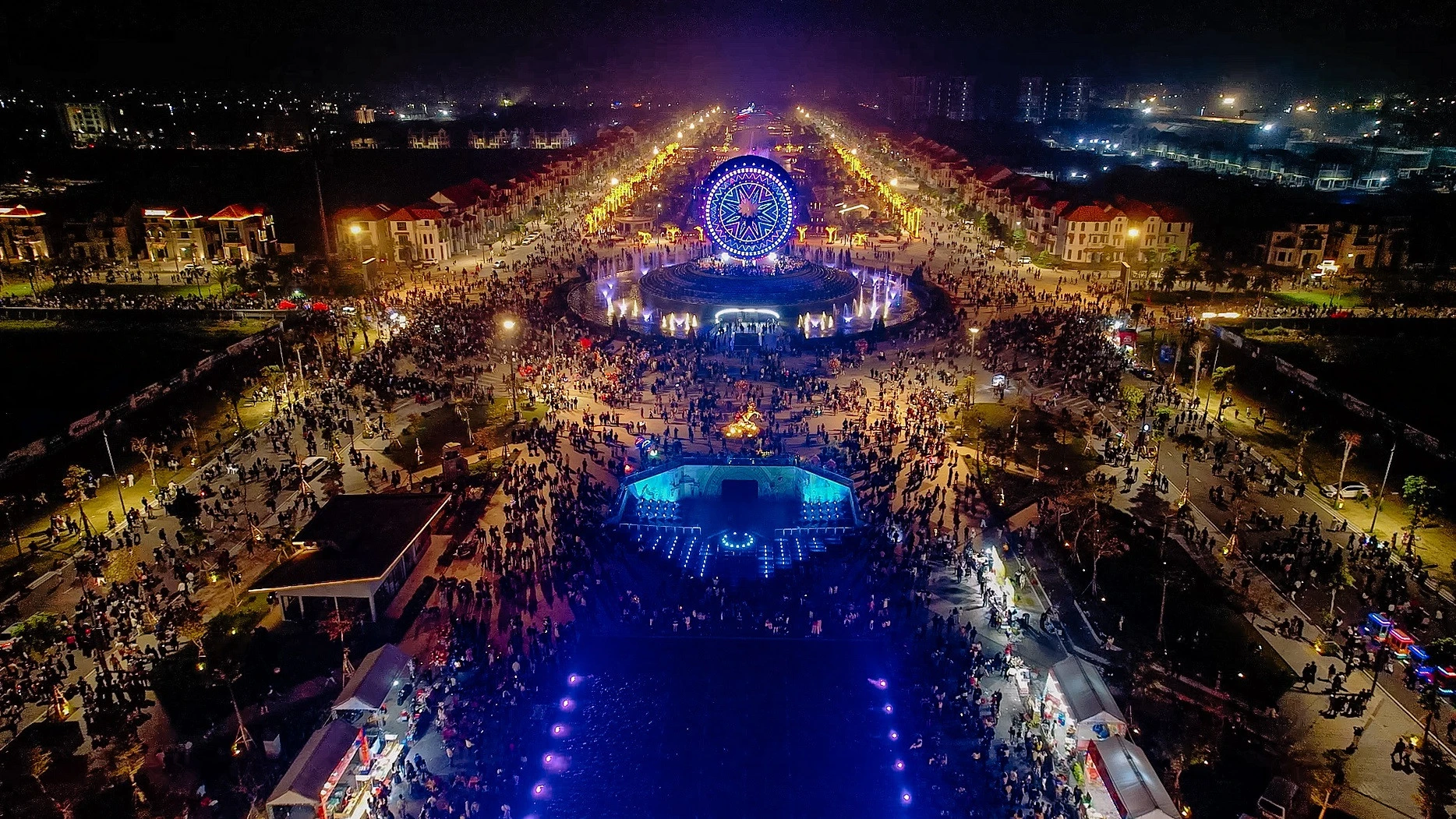 Khách hàng ngồi kín các nhà hàng F&B ven hồ để thưởng thức show diễn nhạc nước