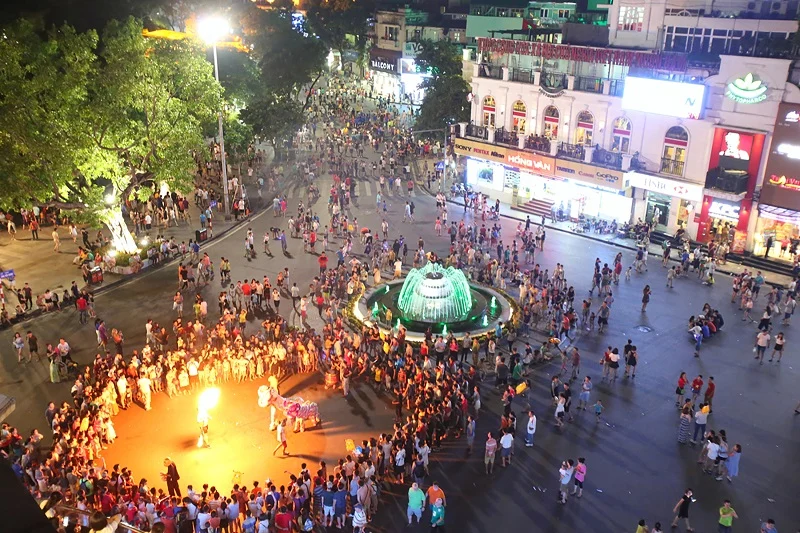 Không gian văn hóa quanh đài phun nước Bờ Hồ ban đêm