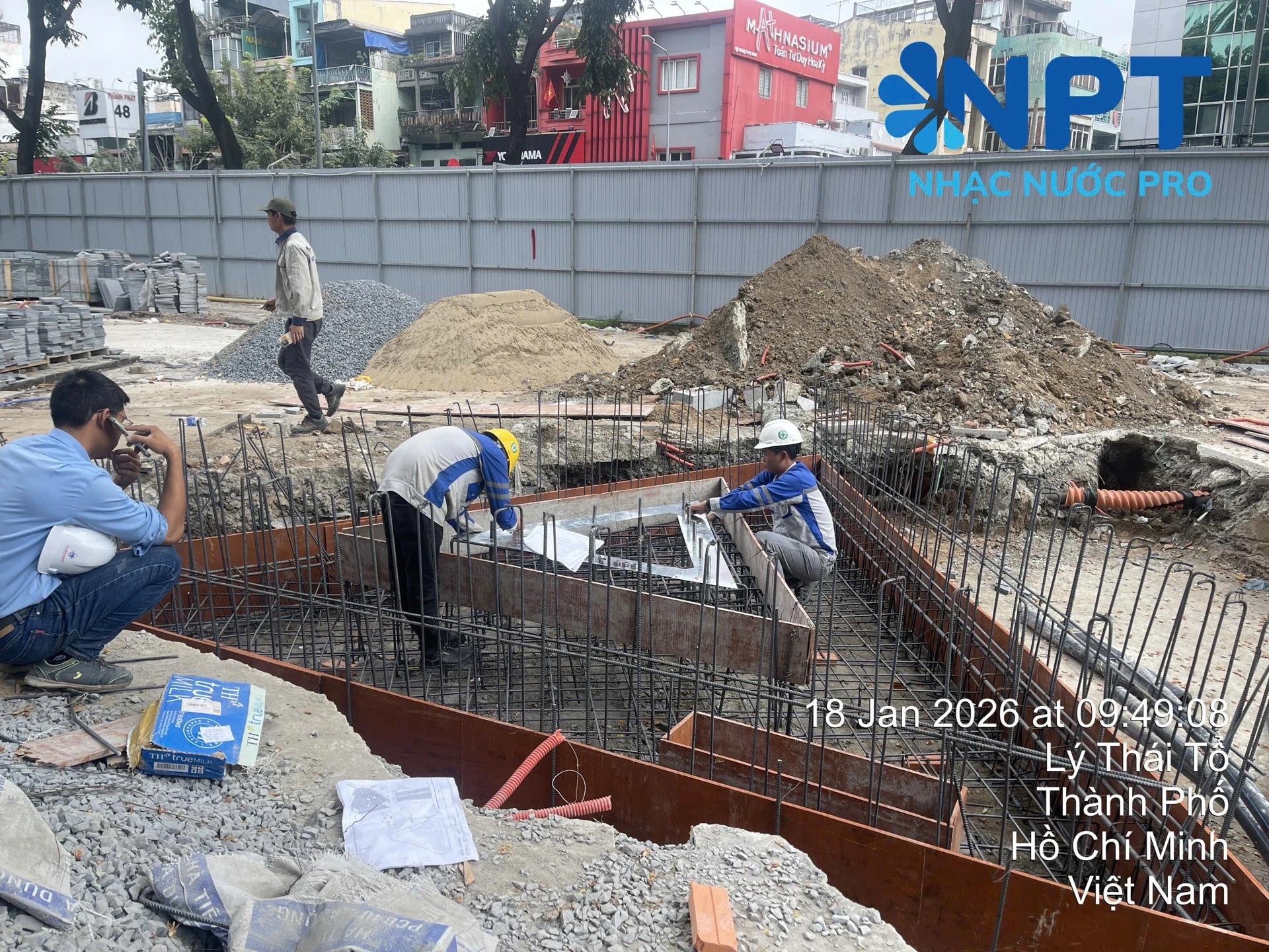 Kỹ sư NPT căn chỉnh vòi nhạc nước Công viên số 1 Lý Thái Tổ