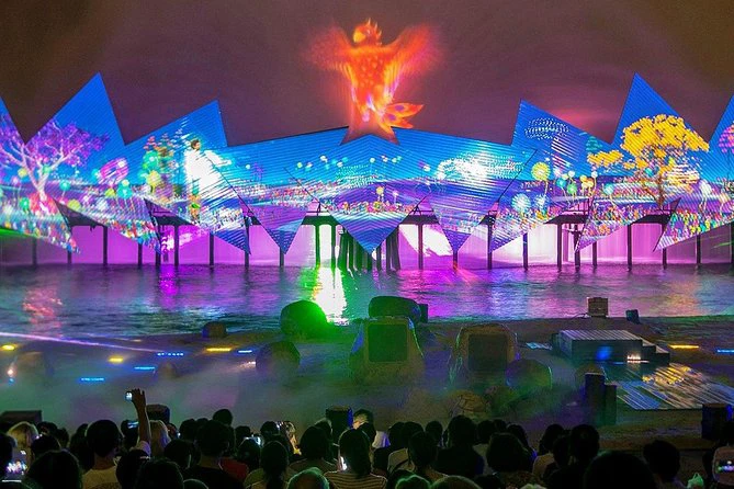 Du khách tại show nhạc nước Wings of Time Siloso Beach