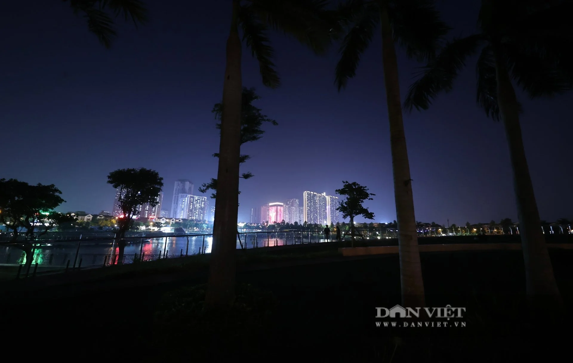 Công viên Hà Nội vắng vẻ heo hút vào buổi tối