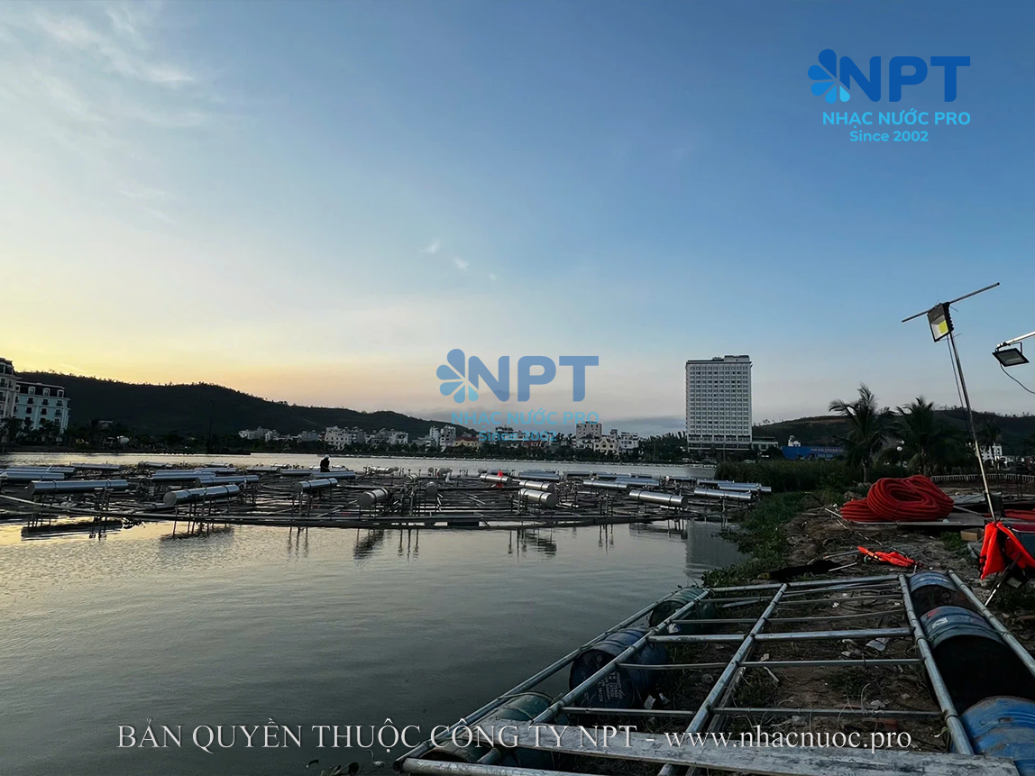 Lắp đặt hệ phao nổi và khung đỡ cho nhạc nước trên mặt hồ