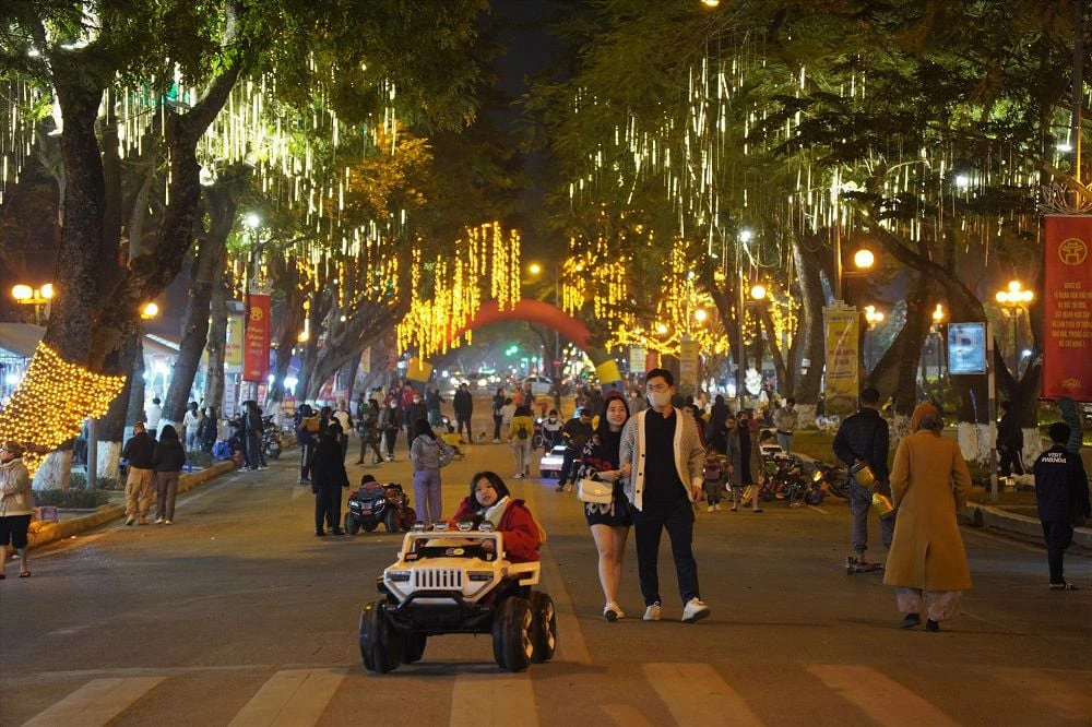 Người dân tập trung xem nhạc nước tại công viên