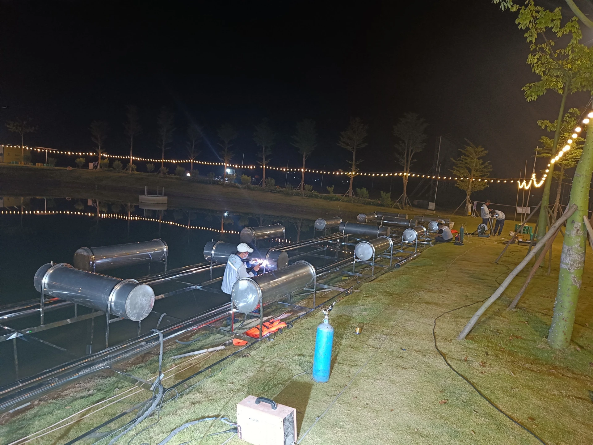 Cố định và neo giữ hệ thống nhạc nước phao nổi tại Mailand Hoàng Đồng