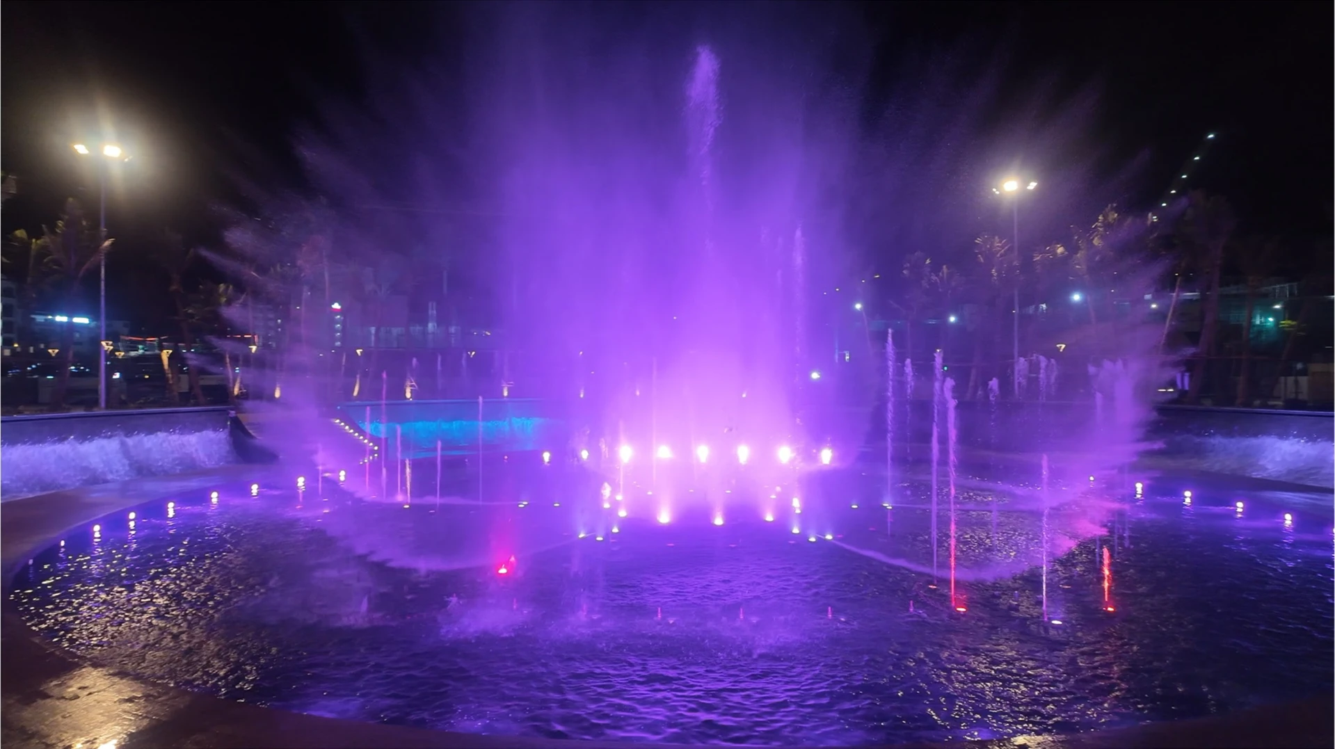 Vị trí người xem và vùng bắn nước trong show nhạc nước trên hồ